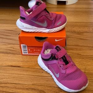 Nike Revolution 5 Flyease Size 7c